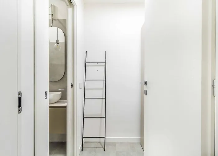 Domusmi Veniero 12 * ميلان